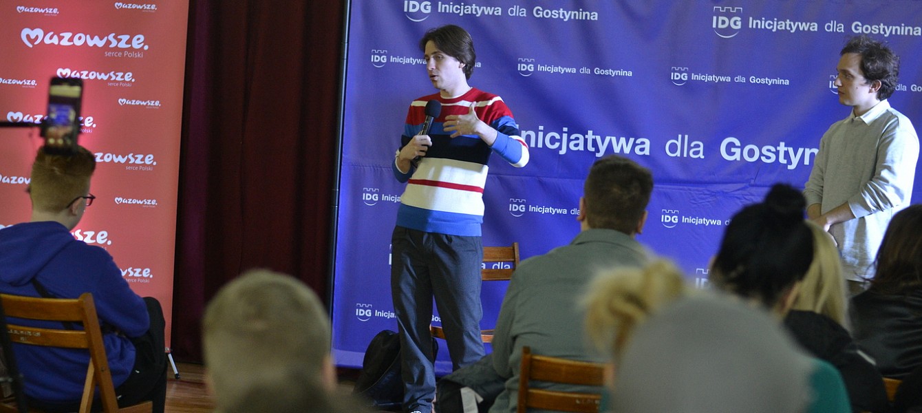 Sala gostynińskiego Liceum pękała w szwach. Marcin Kruszewski z  kanału "Prawo Marcina" odpowiadał na pytania młodzieży